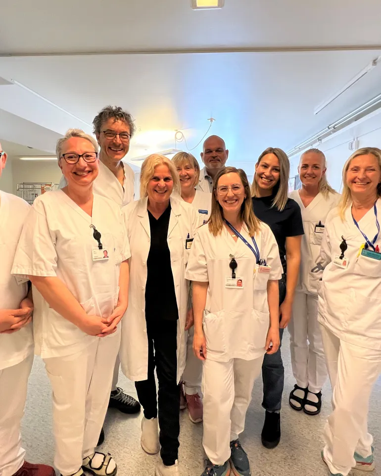 En gruppe mennesker som poserer for et bilde